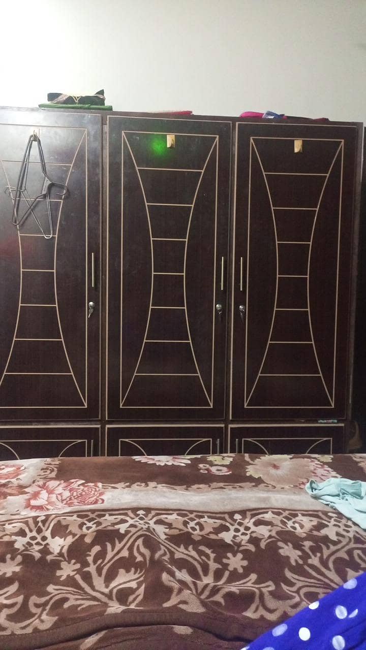 لکڑی کی الماری آڈر پر بنوائی ہیں تین منت یوز 2