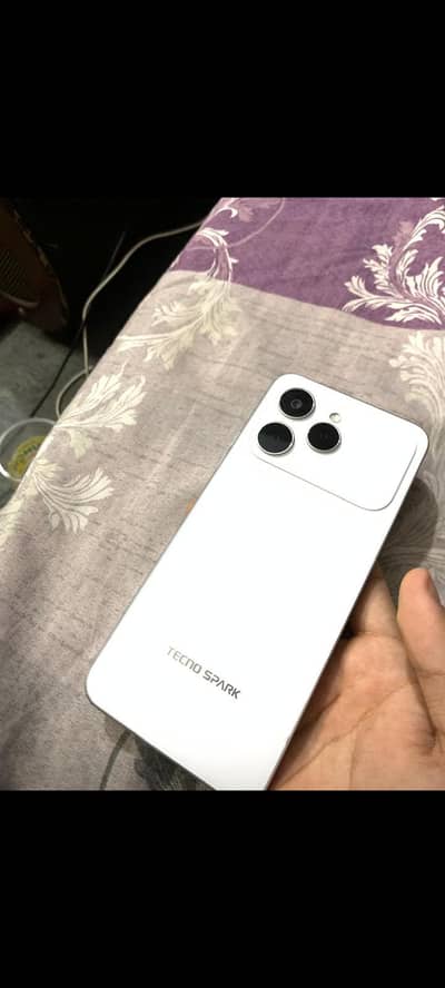 Techno spark 40 In warranty only 3 month used.