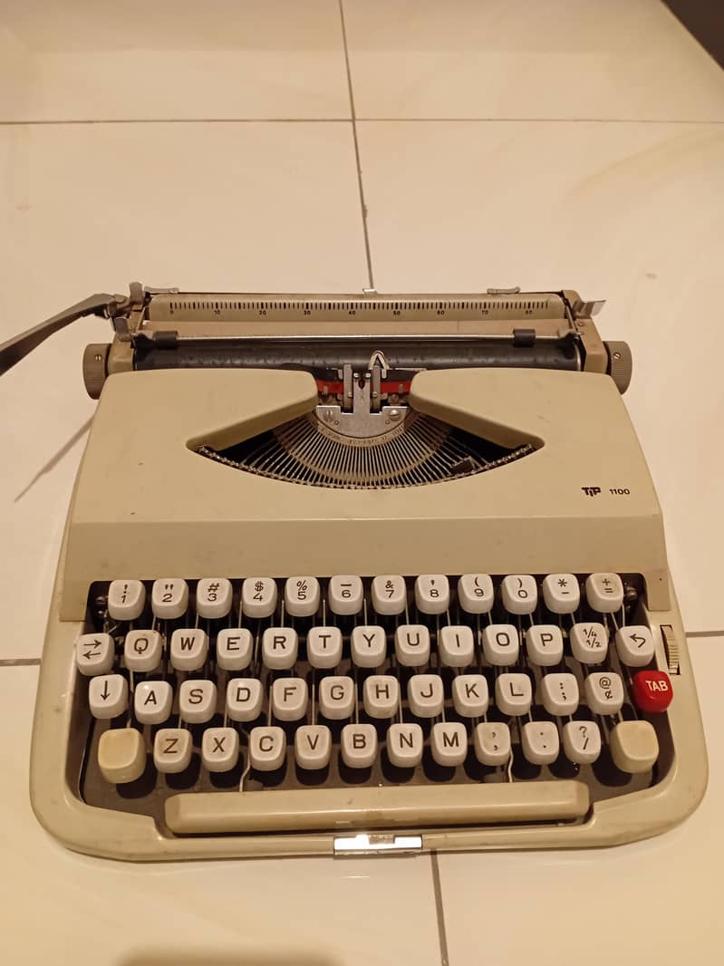 Antique type writer 0