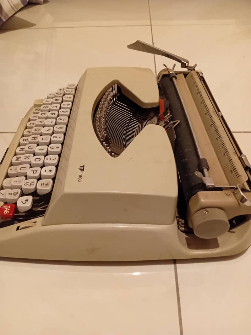 Antique type writer 4