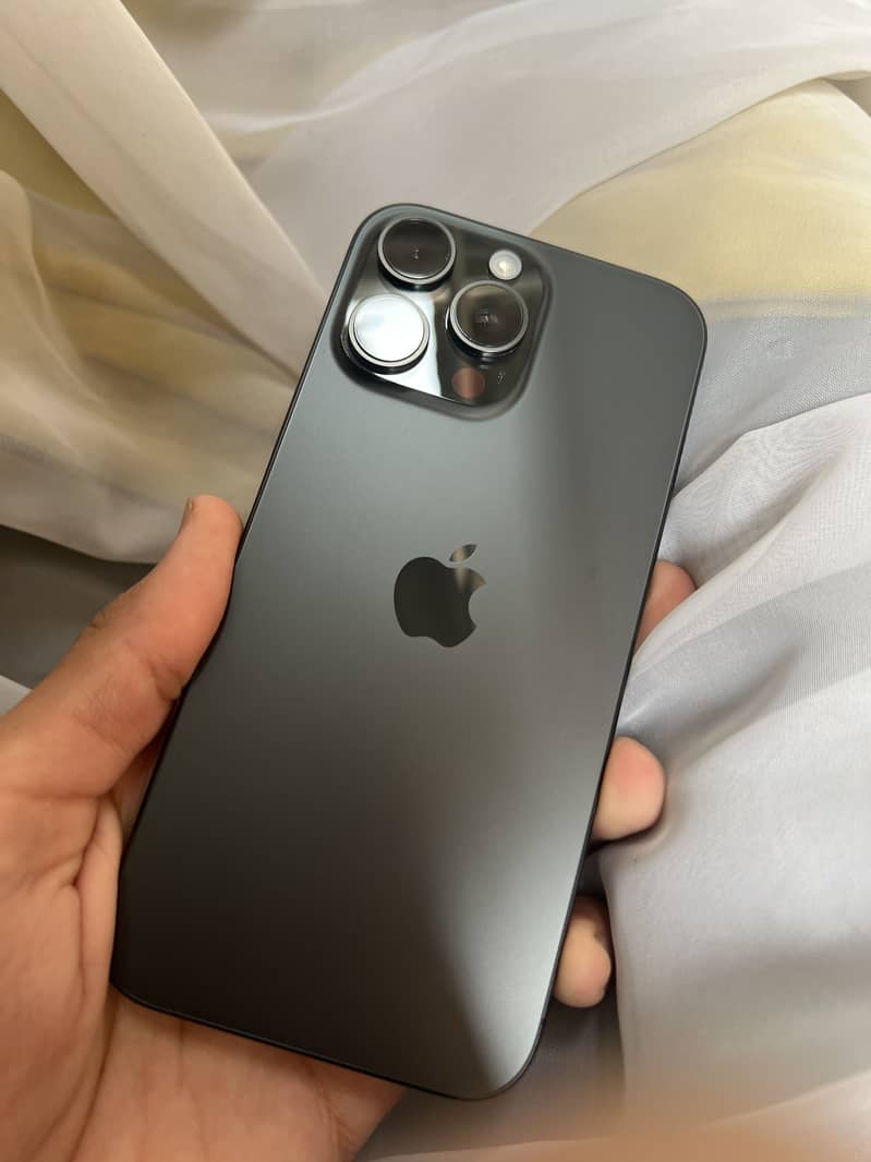 iPhone 16 pro max 4