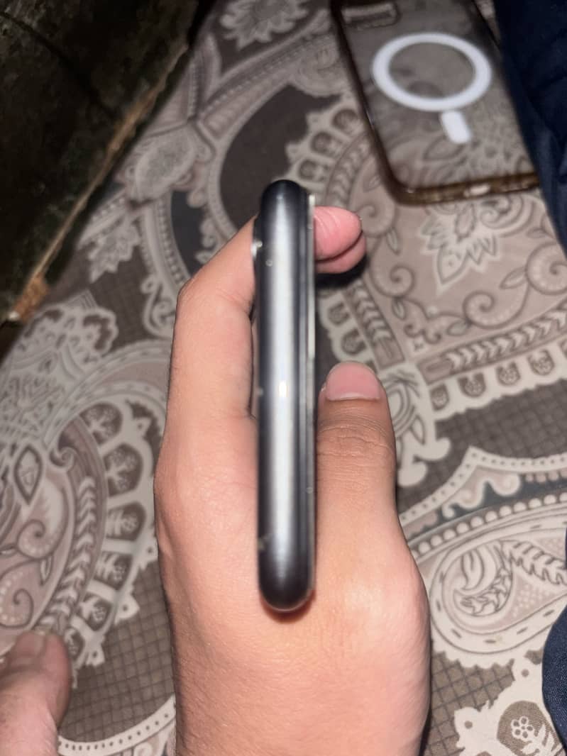 iPhone 11 4