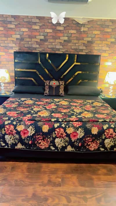 Complete bed set wid side tables nd dressing  poshish few month used