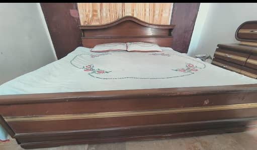 Bed With Both Side Tables For Sale in Good Condition