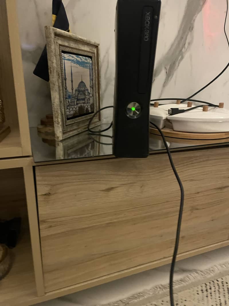 Xbox 360 e with Kinect 0