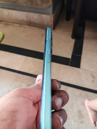 condition 9/10 minor shade in screen box charger phone