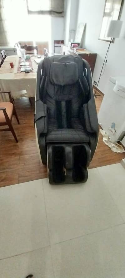 JC BUCKMAN FULL BODY MASSAGE CHAIR