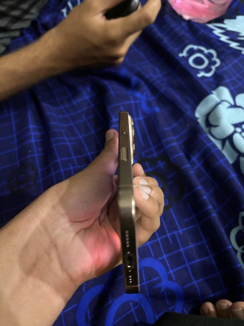 iPhone 16 pro 2