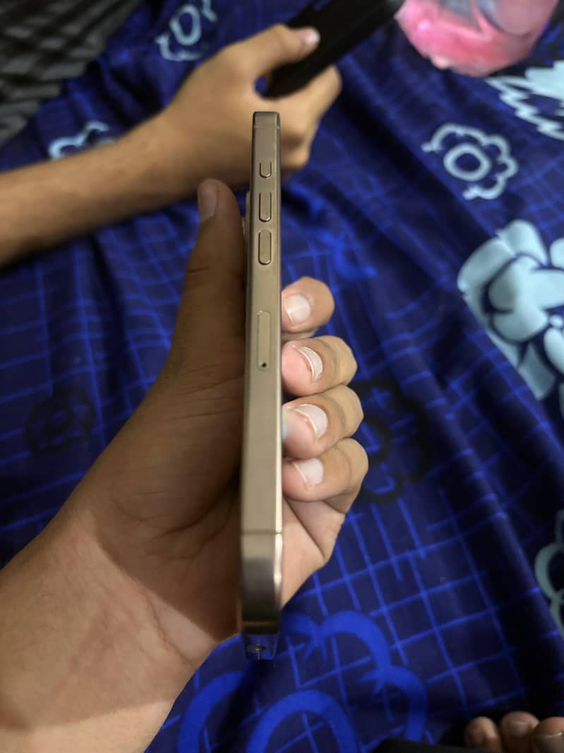 iPhone 16 pro 4