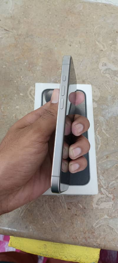 iPhone 15 pro Natural Titanium