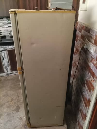 PEL MEDIUM SIZE FRIDGE NORMAL USE BEST NO FAULT.
