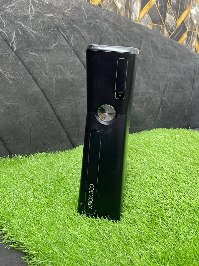 XBox 360 with complete accessories. 1
