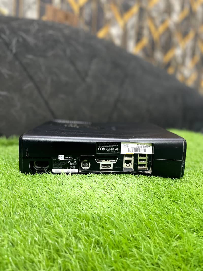 XBox 360 with complete accessories. 2