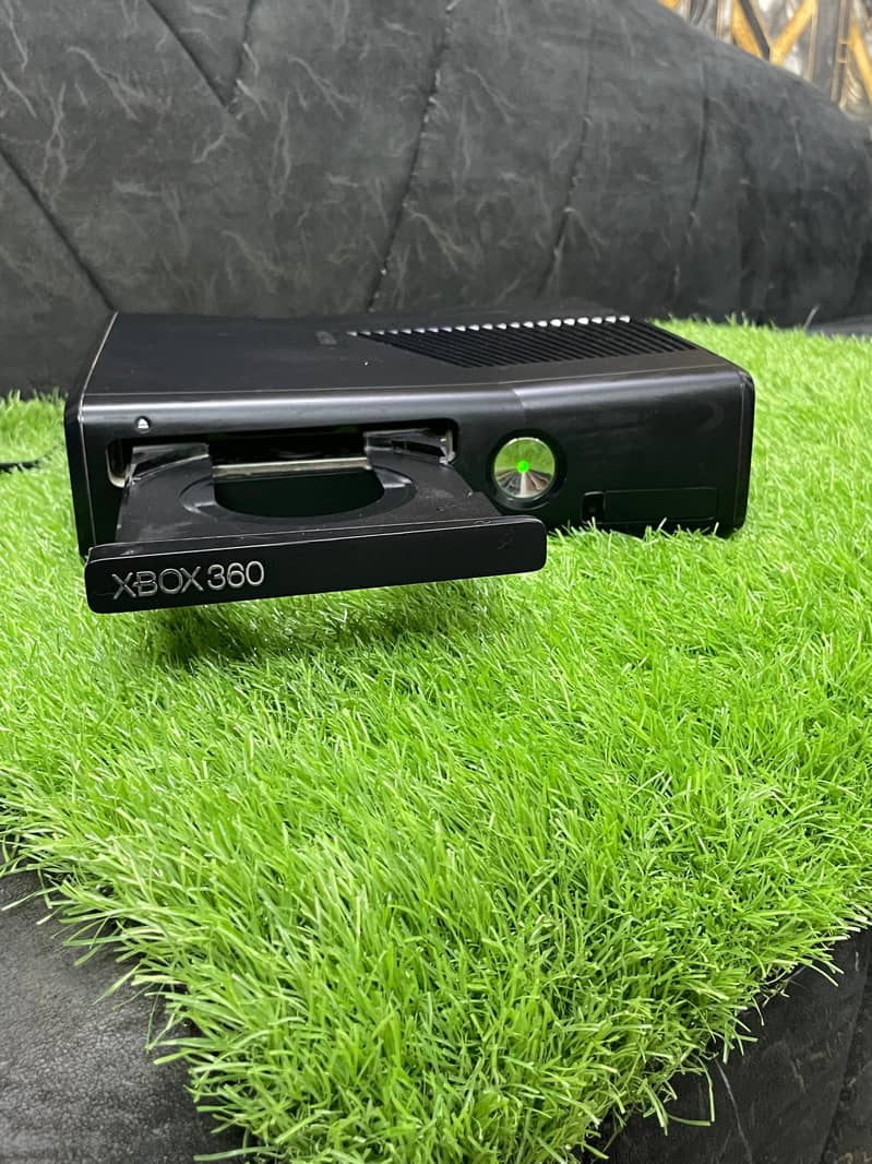 XBox 360 with complete accessories. 3