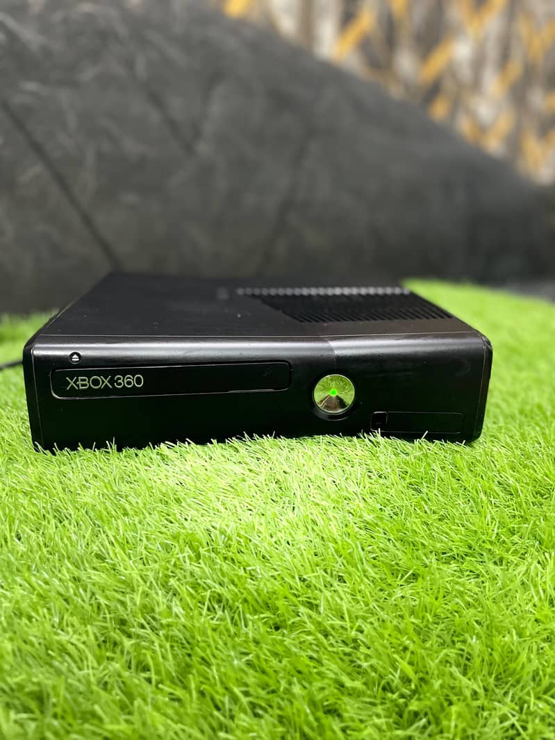 XBox 360 with complete accessories. 4