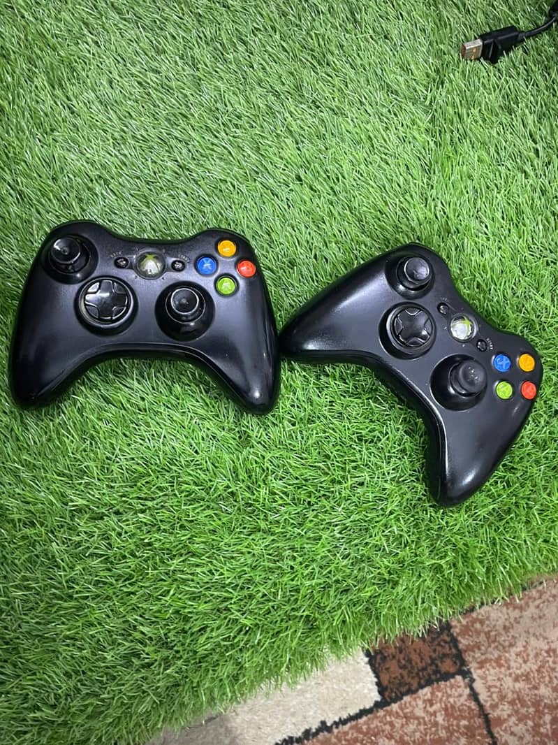 XBox 360 with complete accessories. 8