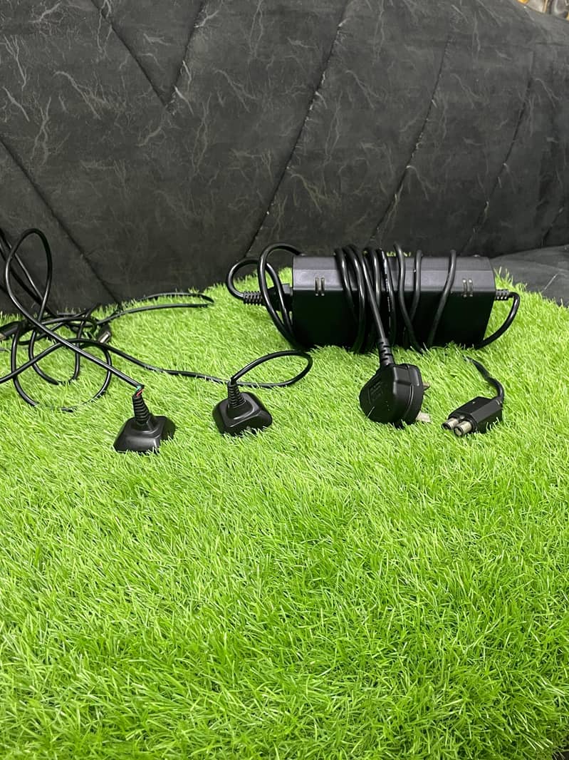 XBox 360 with complete accessories. 9