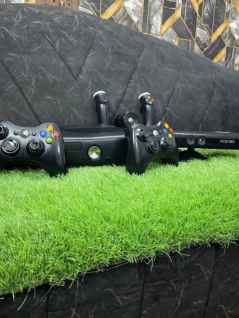 XBox 360 with complete accessories. 10