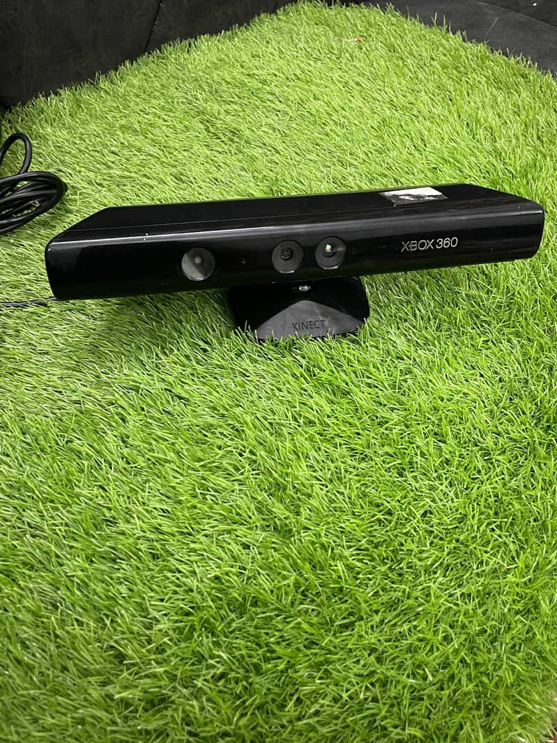 XBox 360 with complete accessories. 11