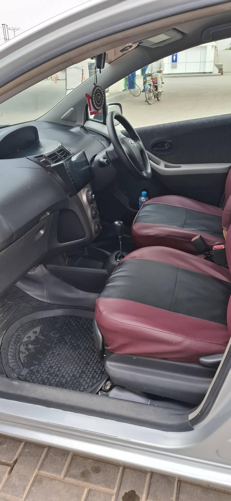 Toyota Vitz 1