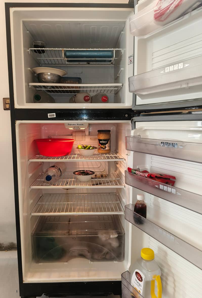 DAWLANCE FRIDGE 4