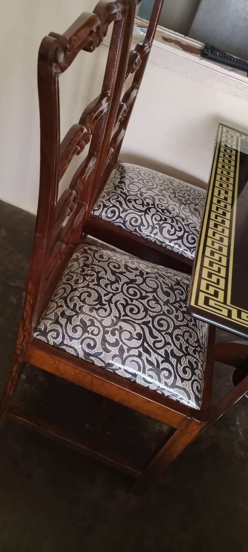 dinning table like new 2