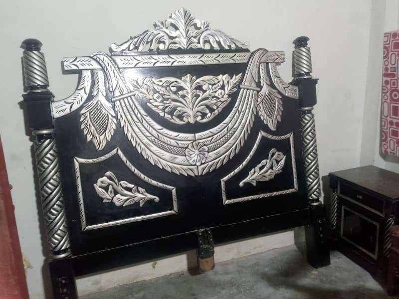 Bed with side table with dressing 4