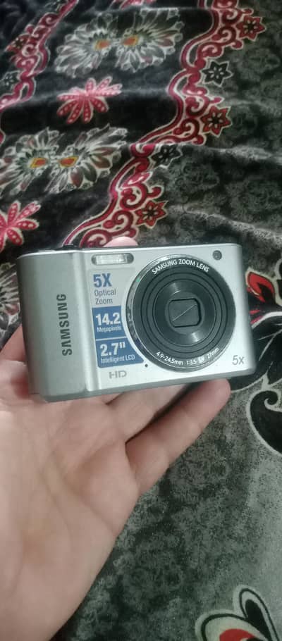 Samsung 14.2 MP digital camera 5x zoom HD video