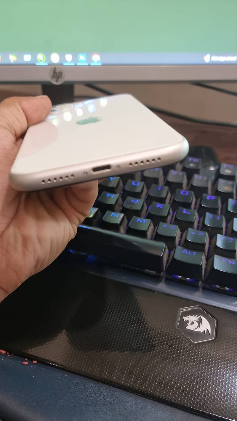 Apple iPhone 11 4