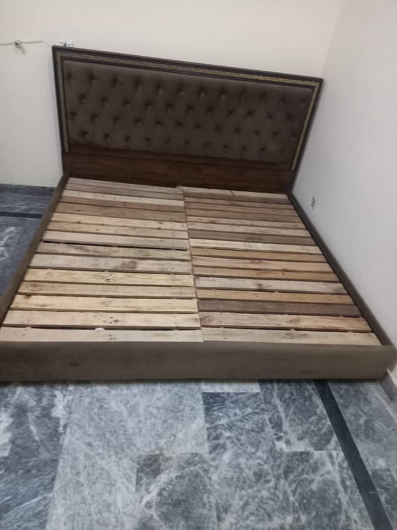 King size bed 0