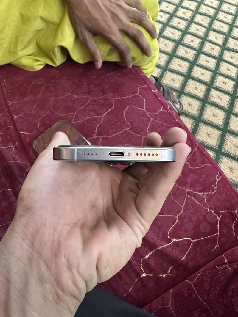 Ip 16 pro max jv 3