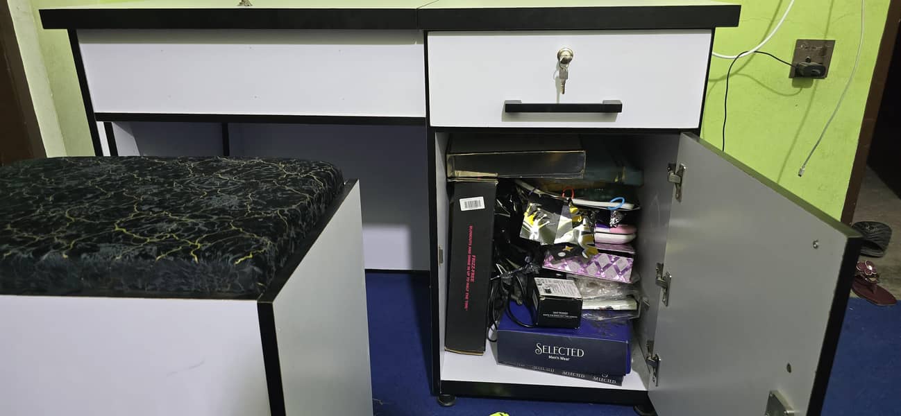 dressing table 6