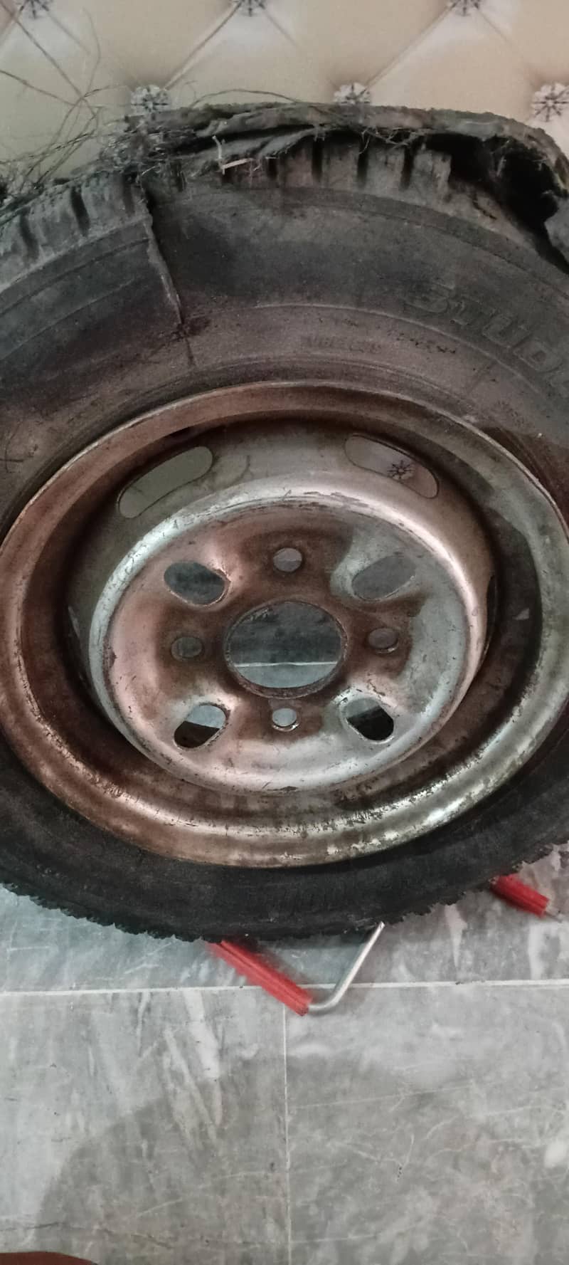 mehran rim for sale. only 1 rim available - Tyres - 1114109727