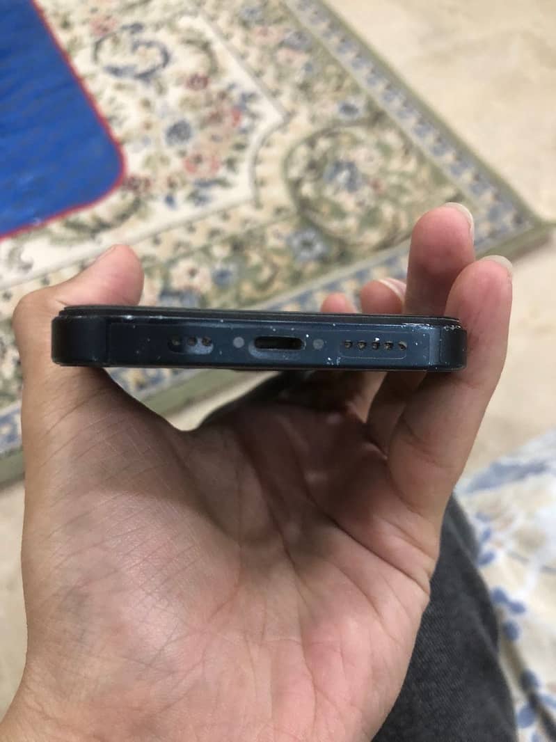 iPhone 13 4