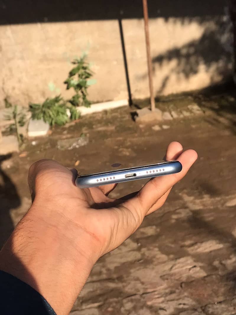 iPhone XR 8