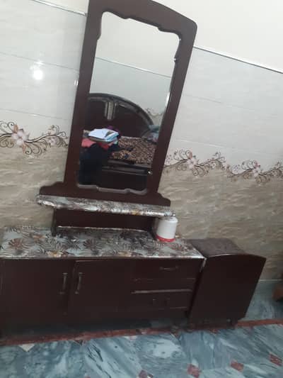 mirror with front tool and 2 small tables