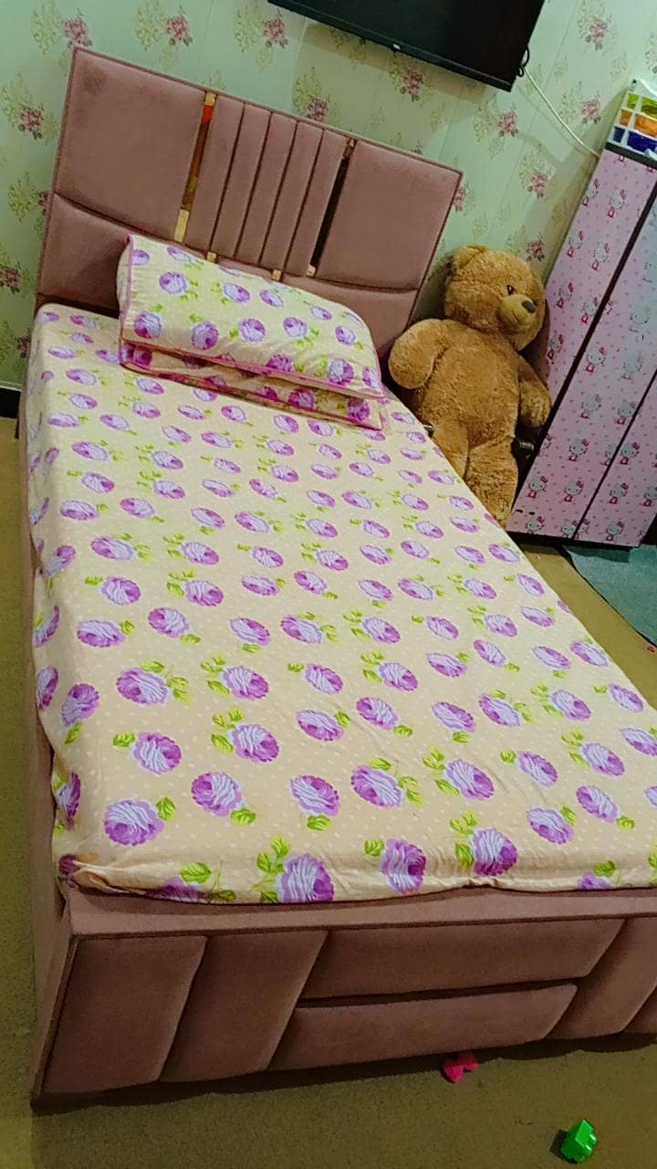 single bed/ bed 1