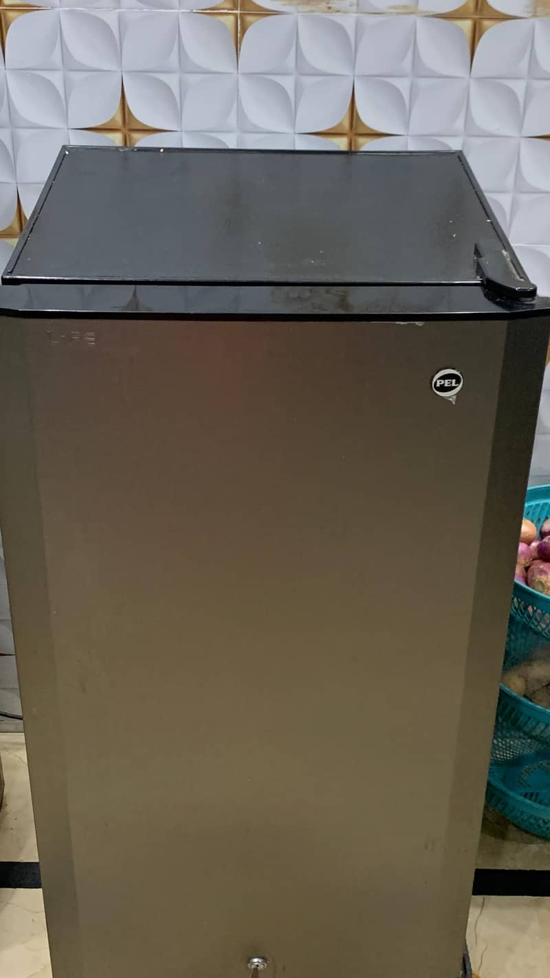 Mini-medium sized fridge 0