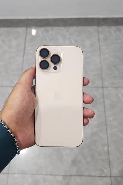 iphone 16 pro max 10/10 with box