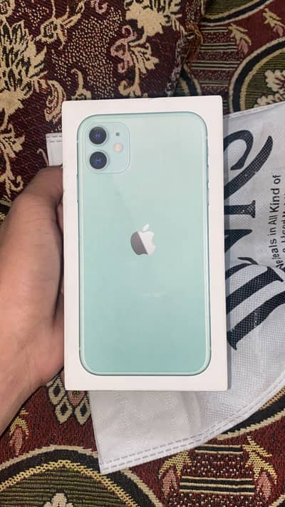 Iphone 11 factory unlocked: lush condition:128gb