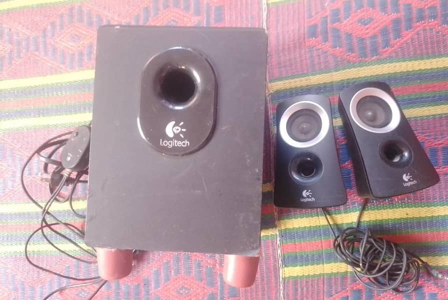 Logitech good base speakers 0