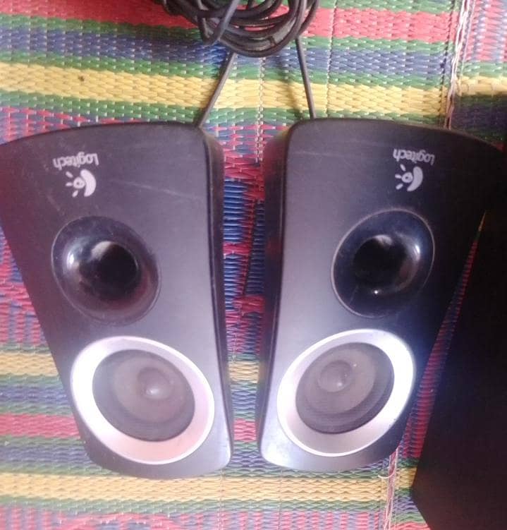 Logitech good base speakers 1