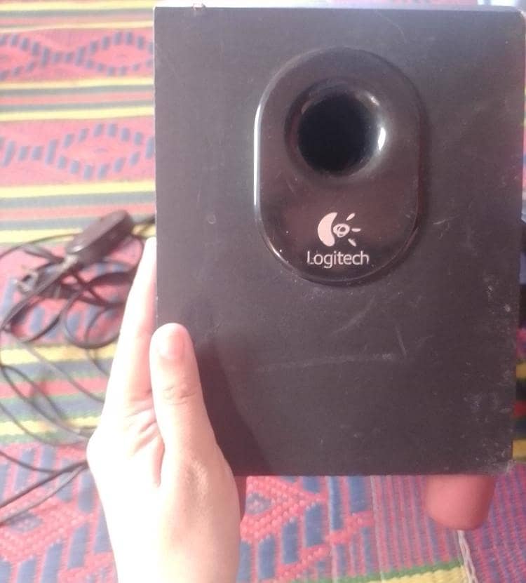 Logitech good base speakers 2