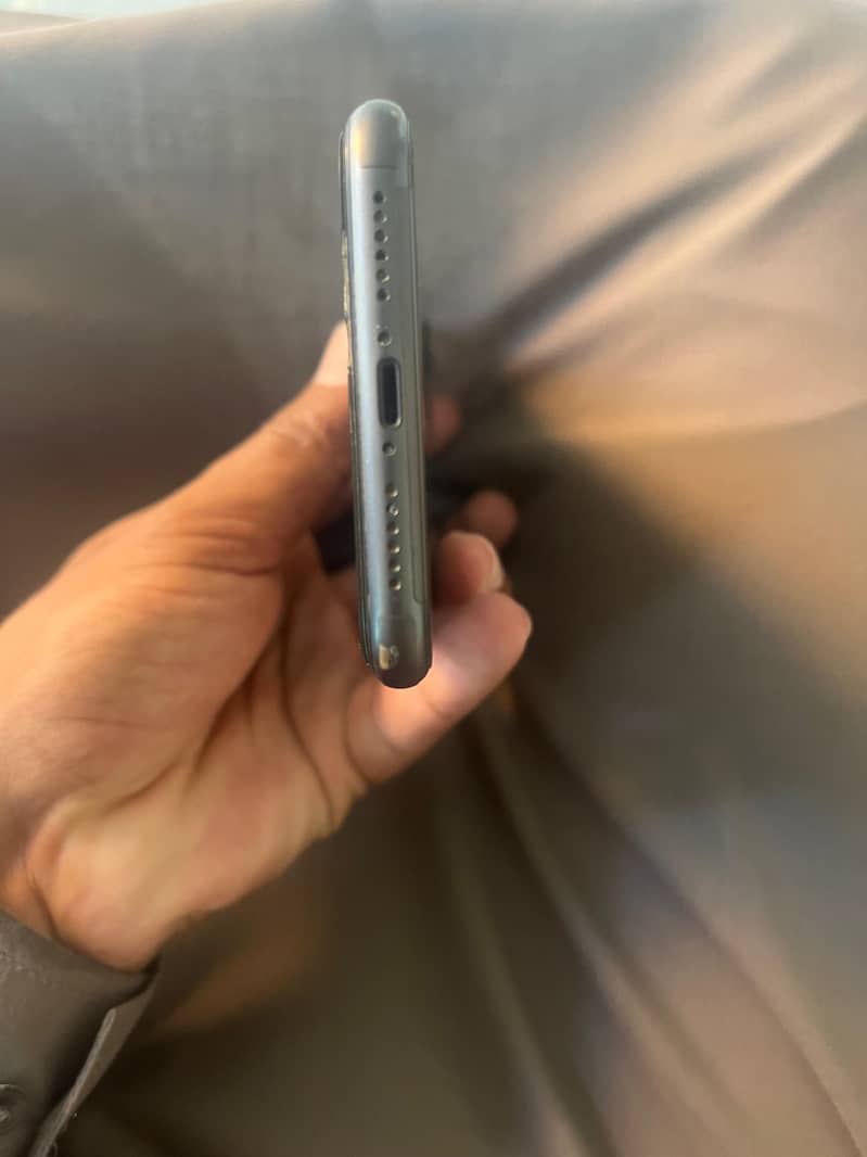 iPhone 11 4