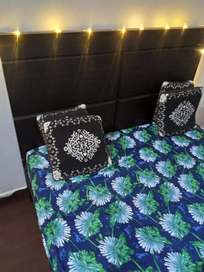 Single bed wooden 4 ft 6.5ft