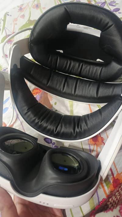 Meta Quest VR Headset | Complete Box | Controllers Included