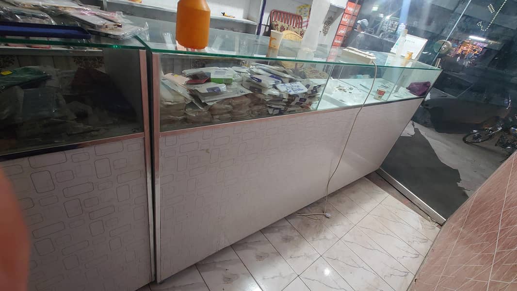 counters with mirror. 1
