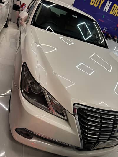 Toyota Crown Royal Saloon Hybrid