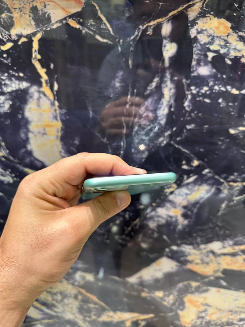 Apple iPhone 11 3