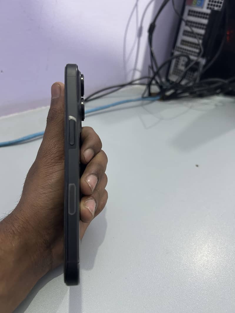 Apple Iphone 16 pro 4